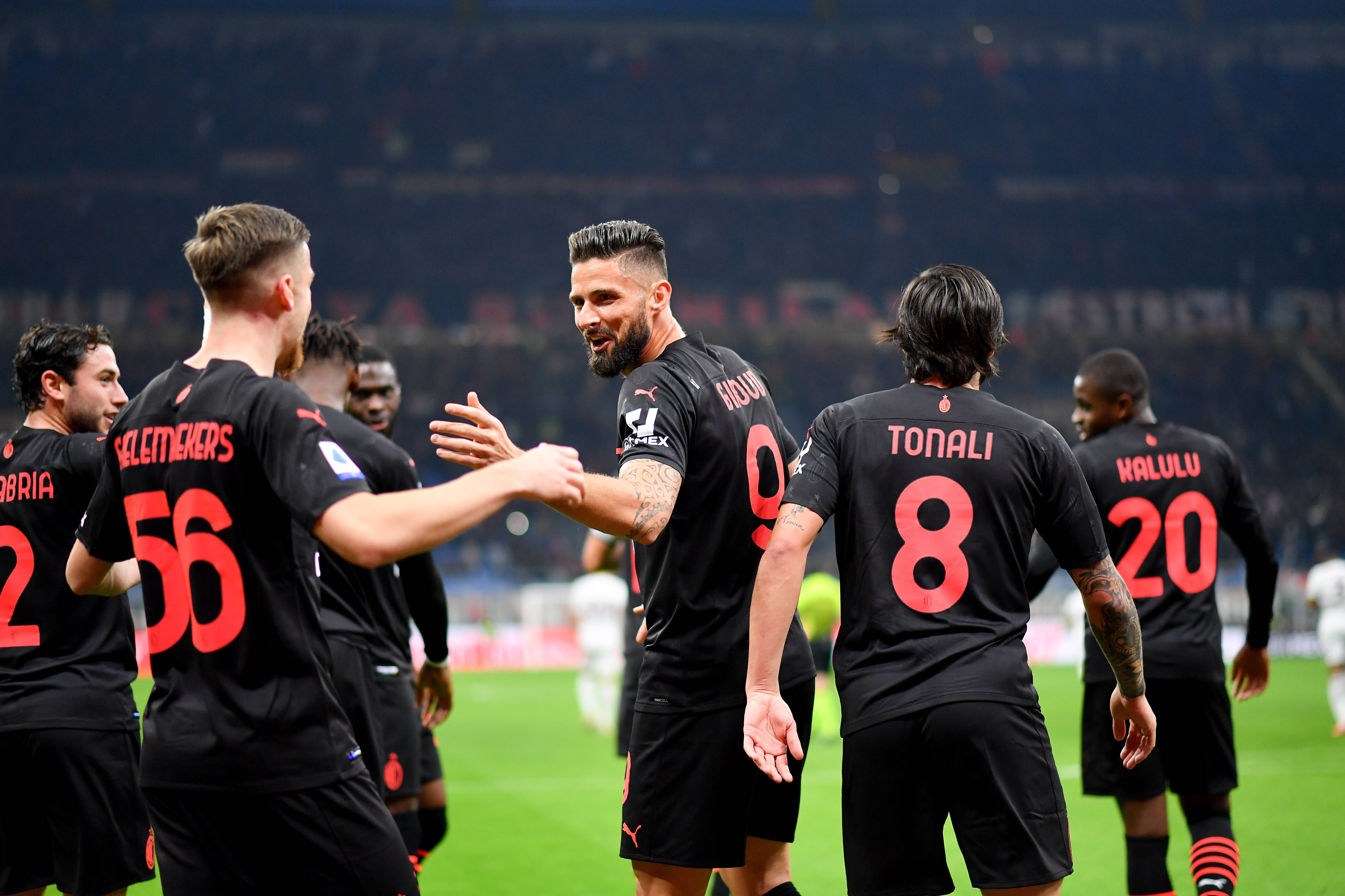 子承父业！曼联总监弗莱彻之子替补出场完成红魔首秀（曼联总监弗莱彻之子替补亮相，完成红魔生涯首秀）