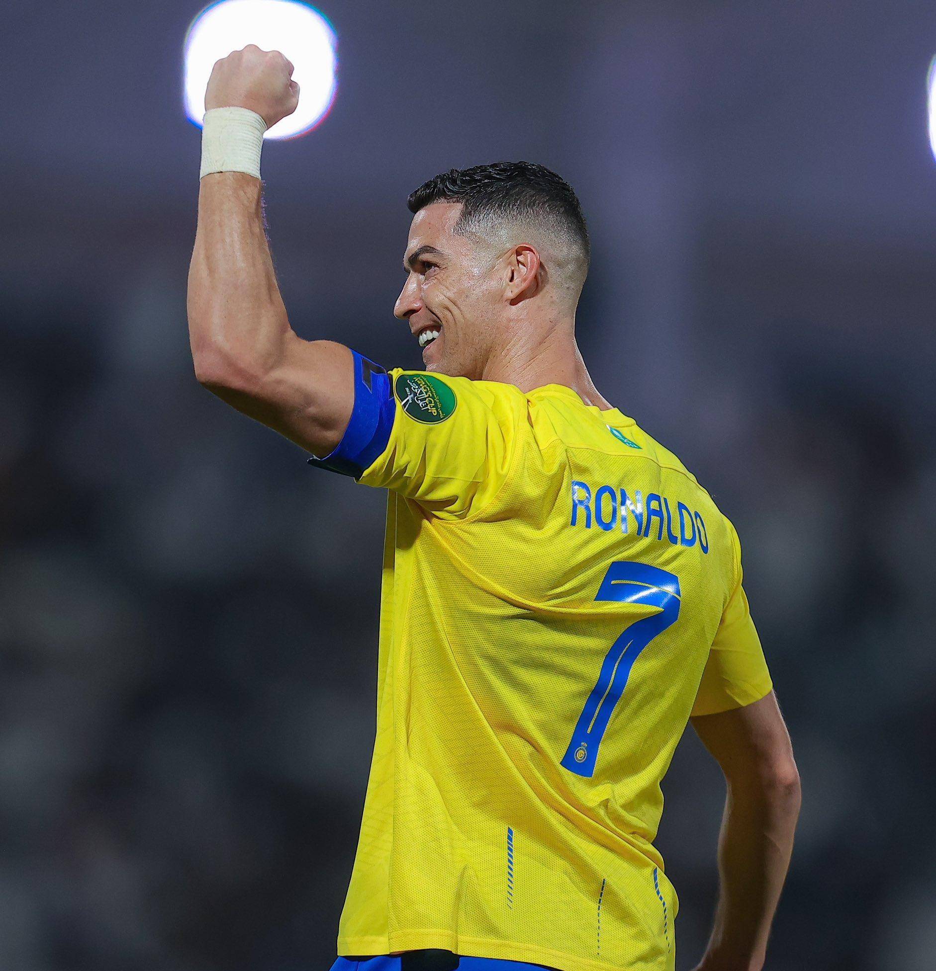 年终大战决赛实时赛况：姆巴佩暂领先C罗248票，火拼持续中（年终终极对决直播：姆巴佩暂以248票优势领先C罗，激战正酣）