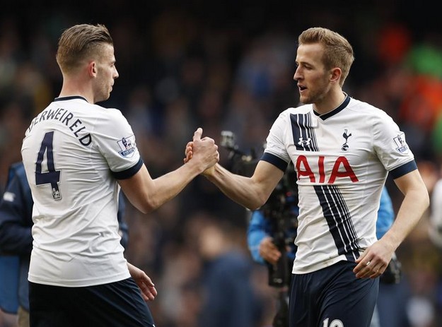 国足集训名单公布，两名新人首次入选引关注（中国男足集训名单出炉，两位新人首次入选引发关注）