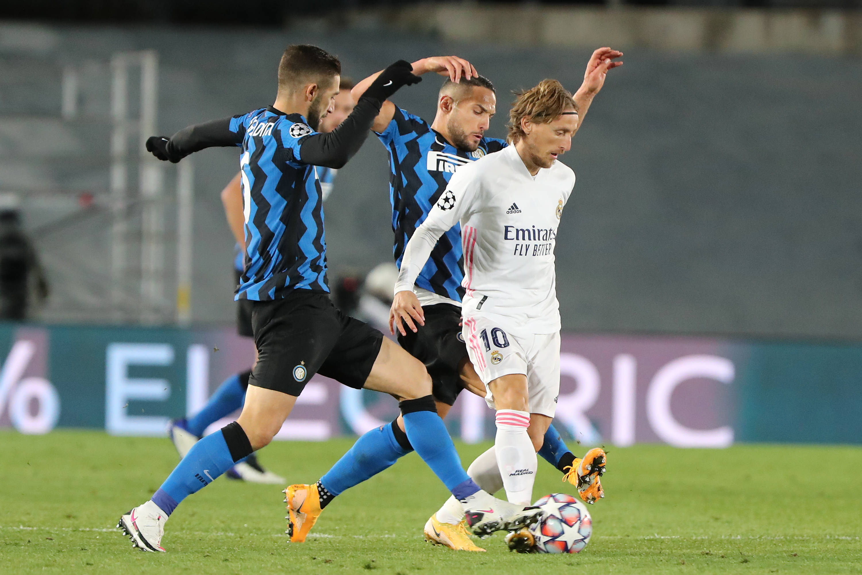 利物浦球迷婚礼登上英超节目，咪咕记录中国球迷故事（英超节目聚焦利物浦球迷婚礼，咪咕讲述中国球迷故事）