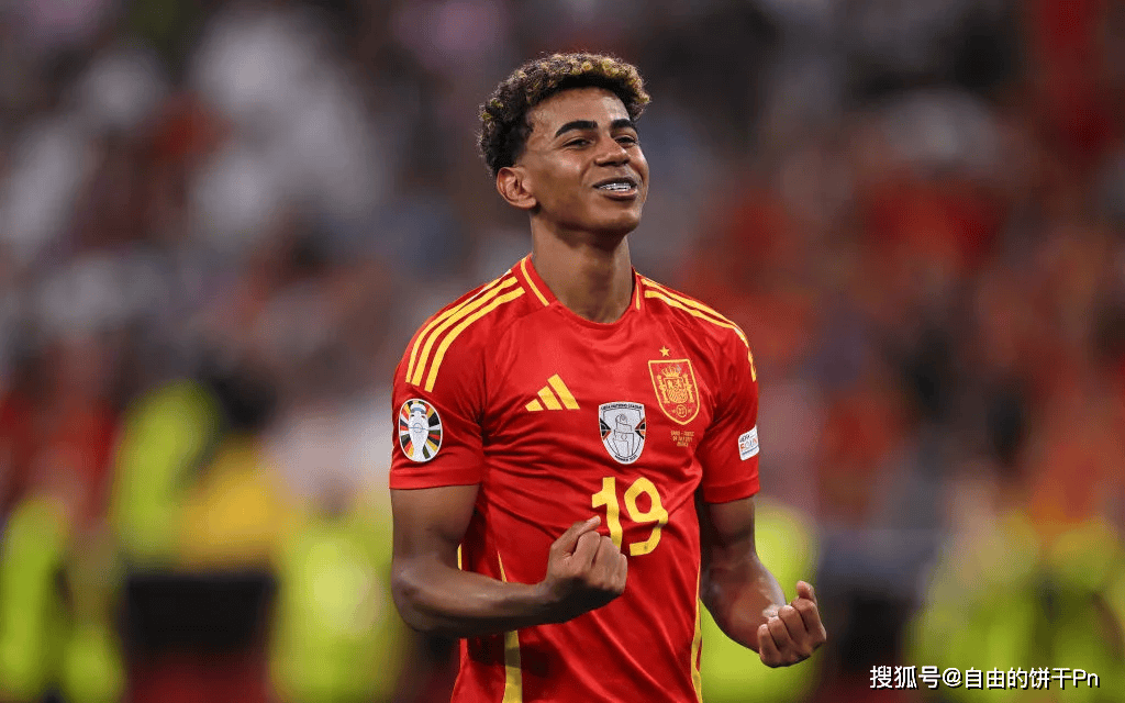 不是点球！英超官方：查洛巴撞倒戈登属护球动作，因此未判点（英超官方：查洛巴与戈登的接触系护球动作，未判点球）