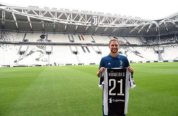 里贝里儿子赛义夫身穿阿尔及利亚球衣自拍，引起热议