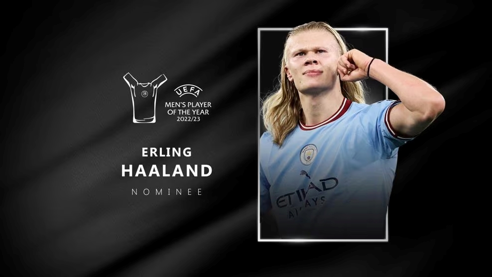 后卫破门后激情亲吻队徽，引球迷共鸣