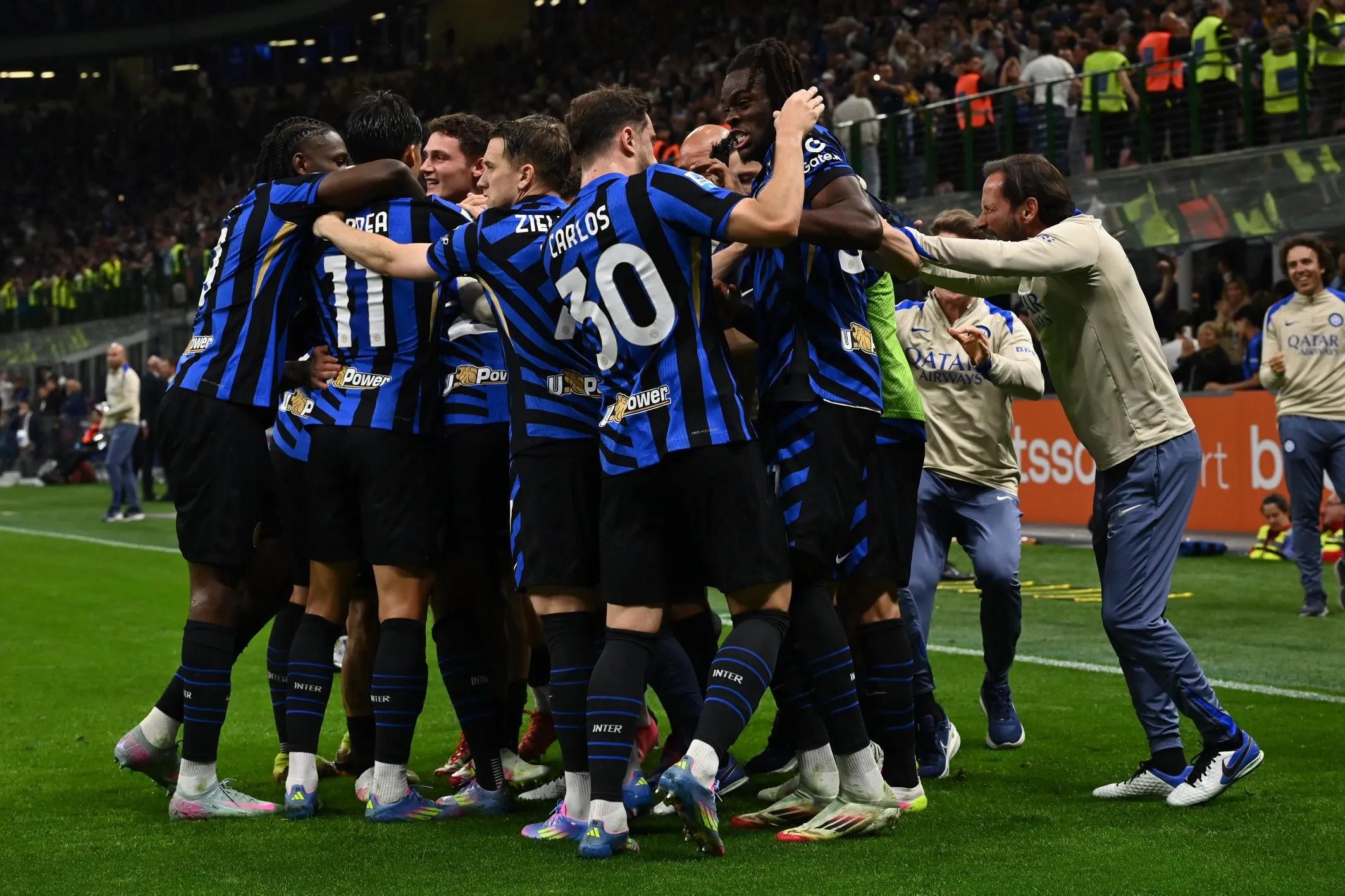 曼联本赛季在劫富济贫中表现突出，对阵强队全胜，但中下游球队难求一胜，有望争夺欧冠资格。